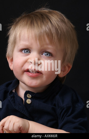 La bionda dagli occhi blu ritratto dei bimbi Foto Stock