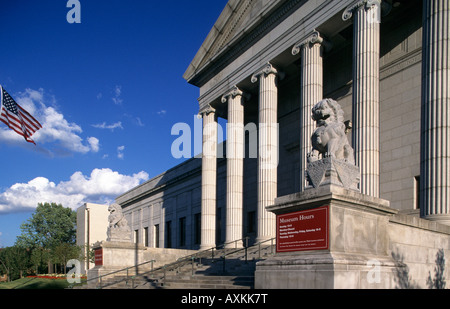 MINNEAPOLIS istituto delle arti di Minneapolis, Minnesota. BEAUX-arts stile architettonico; marmo scolpito custode LION DALLA CINA. Foto Stock