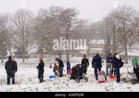 Persone a giocare nella neve in Dell a Beccles Foto Stock