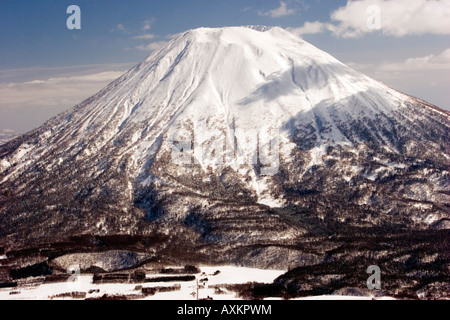 Vista sulla cima del vulcano Monte Yotei da Niseko Annupuri, Hoikkaido, Giappone. Foto Stock