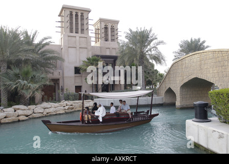 I turisti in una gita in barca nel resort di lusso Madinat Jumeirah a Dubai,U.A.E. Foto Stock