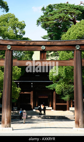 Meiji Jingu, approccio al sacrario scintoista nel centro di Tokyo, Giappone Foto Stock