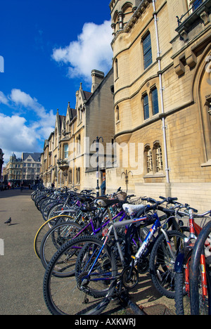 Le biciclette parcheggiate fuori Balliol College, Broad Street, Oxford, Inghilterra Foto Stock