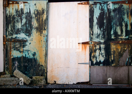 Porta a un capannone arrugginito Foto Stock