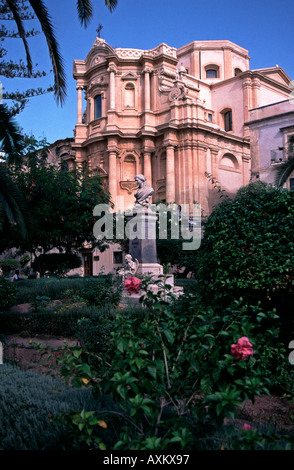 Sicilia, Noto. Chiesa di San Domenico con busto su zoccolo nella parte anteriore Foto Stock