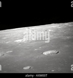 Una marcia avanti alta vista obliqua di Rima Ariadaeus sulla Luna come fotografato da Apollo 10 astronauti nel maggio del 1969 Foto Stock