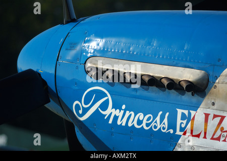 I tubi di scarico di wwII fighter americana North American P-51C Mustang, vintage francese air show, La Ferte Alais, Francia Foto Stock