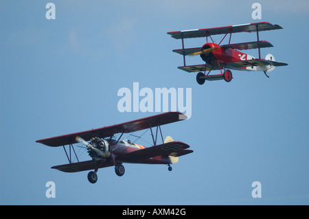 Memorial volo con biplano americano Boeing Stearman e tedesco triplano Fokker Dr.I, vintage francese air show, La Ferte Alais Foto Stock