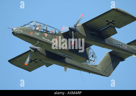 La North American Aviation Rockwell OV-10 Bronco della Luftwaffe tedesca Air Force, vintage francese air show, La Ferte Alais, Francia Foto Stock