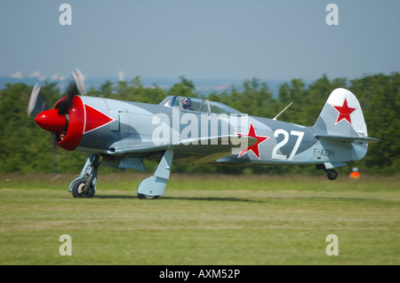 Yak 3U è un vecchio WWII russo da combattimento aereo, vintage francese air show, La Ferte Alais, Francia Foto Stock