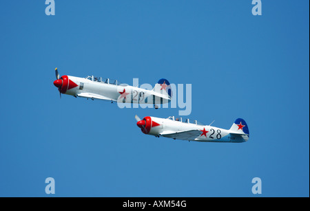 Due Yak 11 un vecchio 50's trainer aerei Russi in formazione di volo, vintage francese air show, La Ferte Alais, Francia Foto Stock