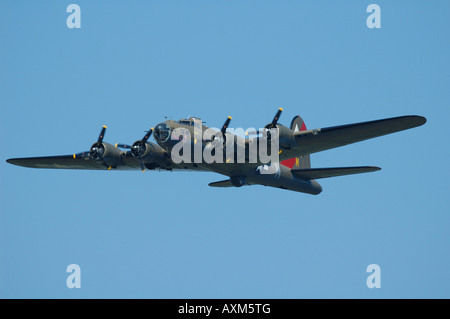 Boeing Flying Fortress B 17G, storico WWII bombardiere, air show in La Ferte Alais, Francia Foto Stock