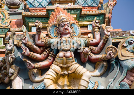 Figura scolpita con otto braccia su un gopuram, Tempio di Madurai, Madurai, Tamil Nadu, India Foto Stock