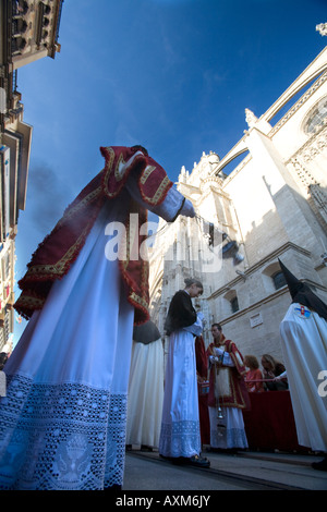 Accolito con un incensiere di fronte la Cattedrale di Siviglia, la Settimana Santa 2008 Foto Stock