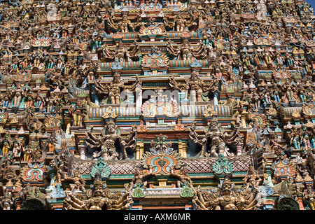 Figure scolpite su un gopuram, Tempio di Madurai, Madurai, Tamil Nadu, India Foto Stock