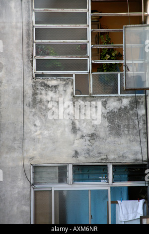 La parete di sbriciolamento di invecchiamento edificio di appartamenti Foto Stock