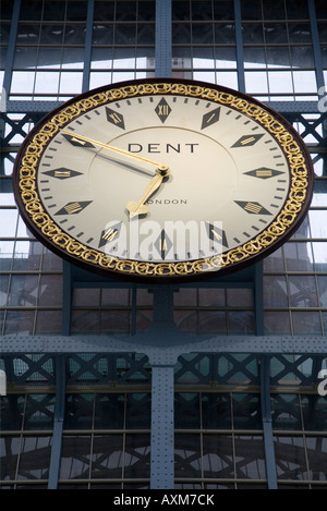 Gli orologi della piattaforma al terminal Eurostar della stazione di Kings Cross/Saint Pancras Channel tunnel di collegamento stazione internazionale. London REGNO UNITO Foto Stock
