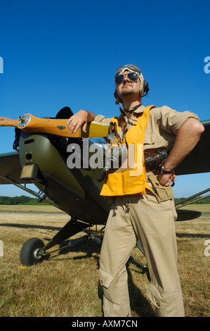 Il progetto pilota in WWII US Army fronte uniforme di un Piper J-3 Cub (rif. ANCHE L-4) Foto Stock