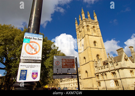 "Alcool Free Zone " segno e la grande torre di Magdalen College, High Street, Oxford, Inghilterra Foto Stock