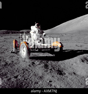 Astronauta Eugene Cernan una missione Apollo 17 comandante fa una breve checkout del Lunar veicolo itinerante Foto Stock