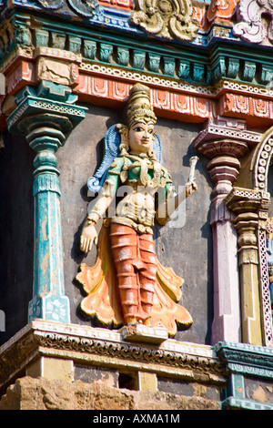 Figura scolpita su un gopuram, Tempio di Madurai, Madurai, Tamil Nadu, India Foto Stock