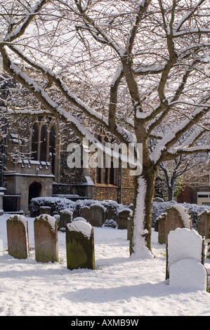 St Michael's sagrato nella neve a Beccles,Suffolk, Regno Unito Foto Stock