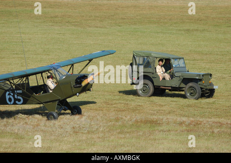 Vecchio Piper J-3 Cub (L-4) piano anf famoso Jepp vettura usata durante la seconda guerra mondiale in Europa dalla US Army. Foto Stock