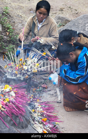 Le ragazze di pregare presso Wat Phu Champasak Foto Stock