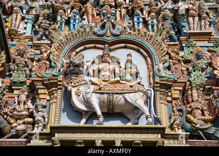 Scolpite divinità Indù e animale figura, Tempio di Madurai, Madurai, Tamil Nadu, India Foto Stock
