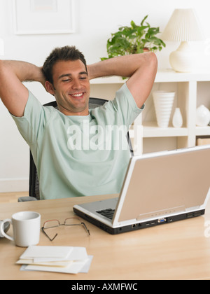 Uomo con notebook a tavola Foto Stock
