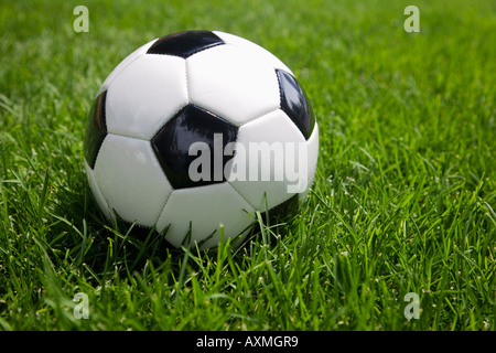 Close up pallone da calcio in erba Foto Stock