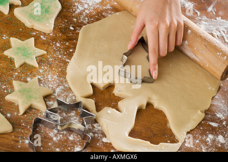 Close up della donna il taglio i cookie Foto Stock