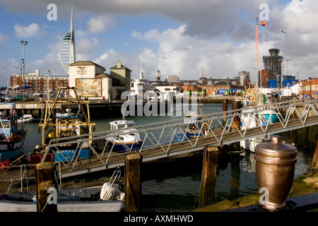 Panorama della vecchia Portsmouth porto di pescatori che mostra la Spinnaker Tower in distanza e la Taverna del ponte Foto Stock