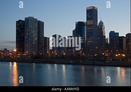 Skyline notturno con il lago Michigan Chicago Illinois USA Foto Stock