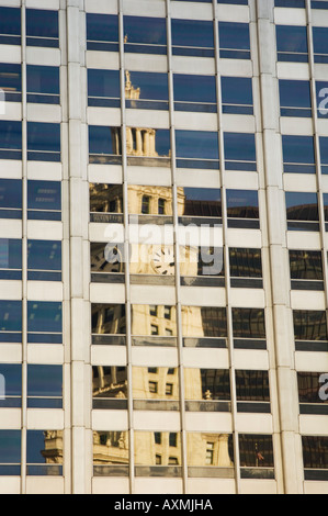 La riflessione della Wrigley Building di Chicago, Illinois, Stati Uniti d'America Foto Stock