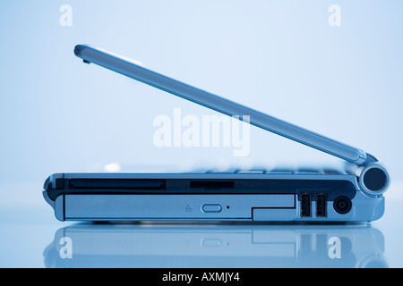 Vista laterale aprire il computer portatile Foto Stock