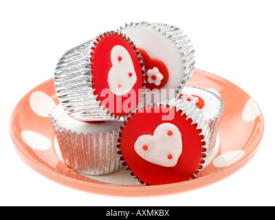 Pane appena sfornato e ghiacciata Novità singoli il giorno di San Valentino amore tortine isolato sfondo bianco con un tracciato di ritaglio e nessun popolo Foto Stock