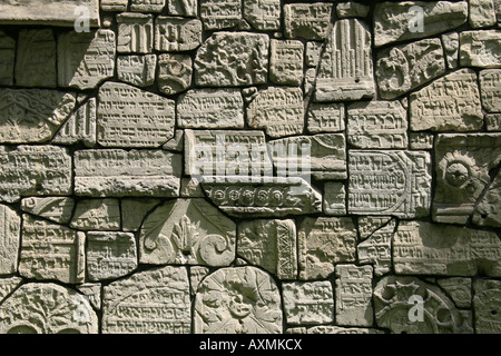 Parte del Muro del pianto di rotture di lapidi nel mondo ebraico Remu'h cimitero, Cracovia in Polonia. Foto Stock