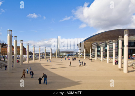 Il Wales Millennium Centre e Roald Dahl Plass presso il rigenerato Cardiff Bay area. Foto Stock