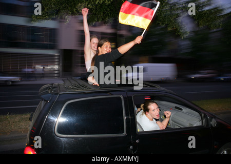 Dopo la partita Germania versus Argentina ventole sul loro modo al Kudamm a Berlino Foto Stock