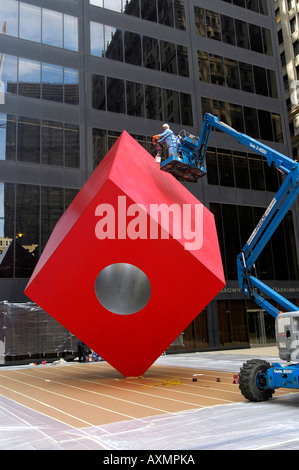 Il cubo rosso 1968 da Isamu Noguchi in plaza del 140 Broadway a New York diventa una pulizia Foto Stock