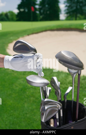 Selezione a mano golf club con il corso a distanza Foto Stock