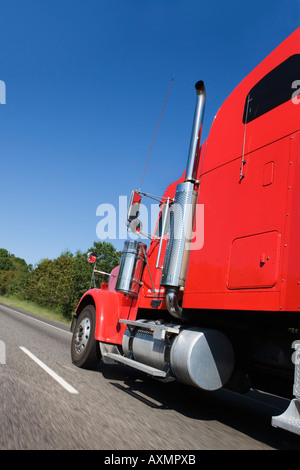 Grande carrello rosso sull'autostrada Foto Stock