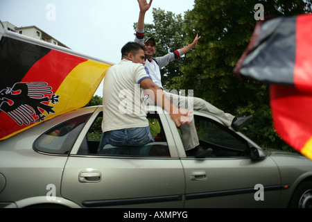 Dopo la partita Germania versus Argentina ventole sul loro modo al Kudamm a Berlino Foto Stock