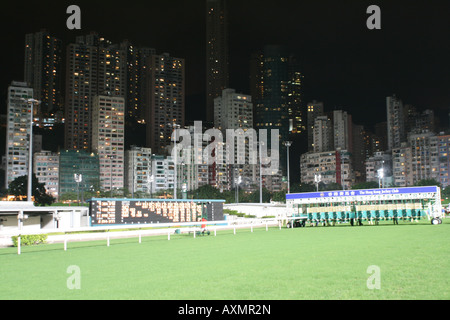 Happy Valley Horse Racing via - si spegne e sullo skyline [Wong Nai Chung & Morrison Hill Road, Happy Valley, Hong Kong, Cina, Asia] Foto Stock