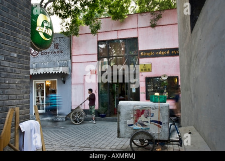 Pechino CINA, vecchi negozi tradizionali nel quartiere Hutong 'Yonghegong Dajie' Area "Pietra ciottoli Street' Scena Foto Stock