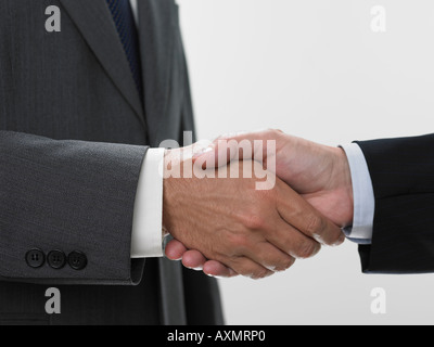 Due uomini stringono le mani Foto Stock
