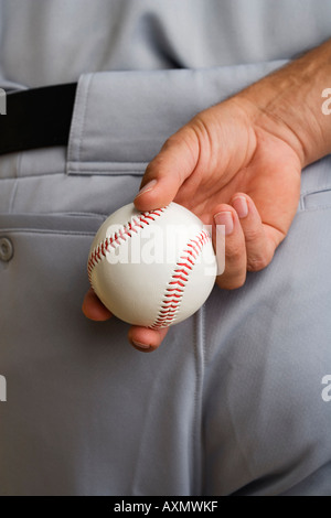 Close up lanciatore di baseball di baseball di tenuta dietro la schiena Foto Stock