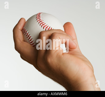 Close up studio shot dell uomo di baseball di contenimento Foto Stock