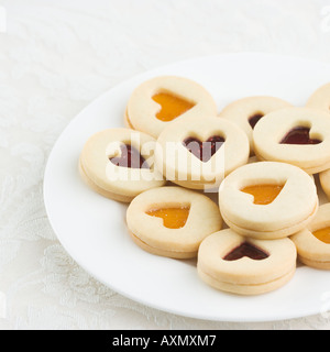Di piastra a forma di cuore i cookie Foto Stock